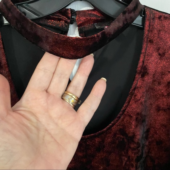 VINCE CAMUTO RED METALLIC CRUSHED VELVET CHOKER TANK TOP - Picture 3 of 9